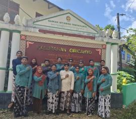Kamis Pon di Giricahyo: Merawat Tradisi Lewat Busana Adat Jangkep